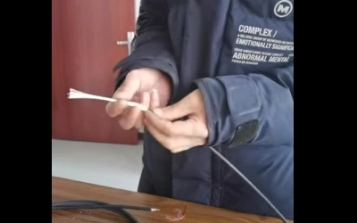 OD 5,5 mm JUNPU glasvezelkabel rond één kern, rood gekleurde vezel G657A2. Kabel met 2 staaldraden.